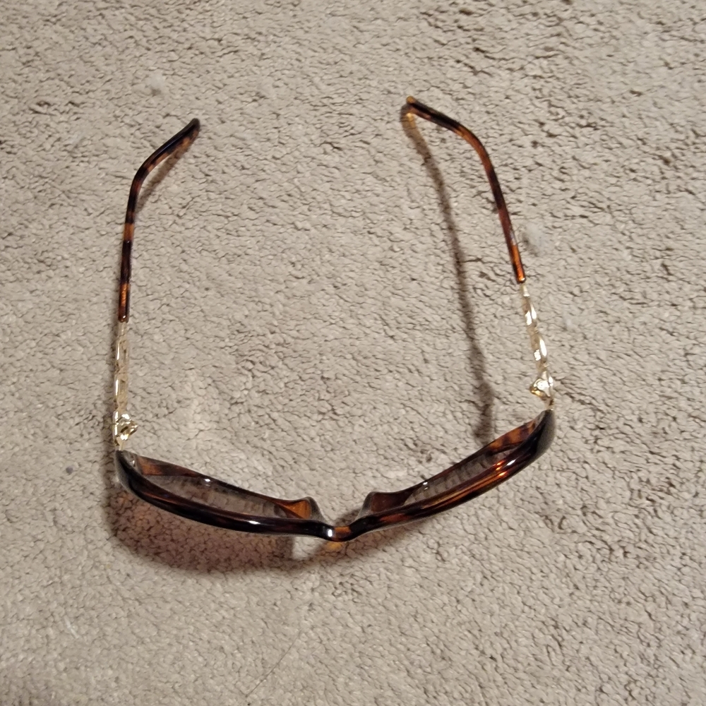 Guess Sunglasses with Case - Picture 3 of 15